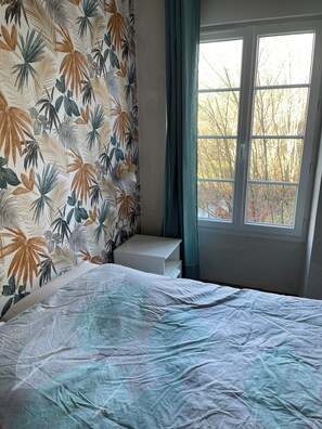 2 bedrooms, travel cot, bed sheets