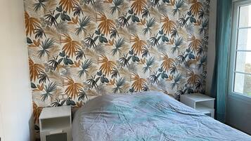 2 slaapkamers, reisbedje, beddengoed