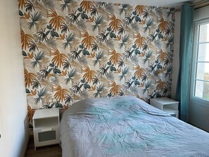 2 slaapkamers, reisbedje, beddengoed