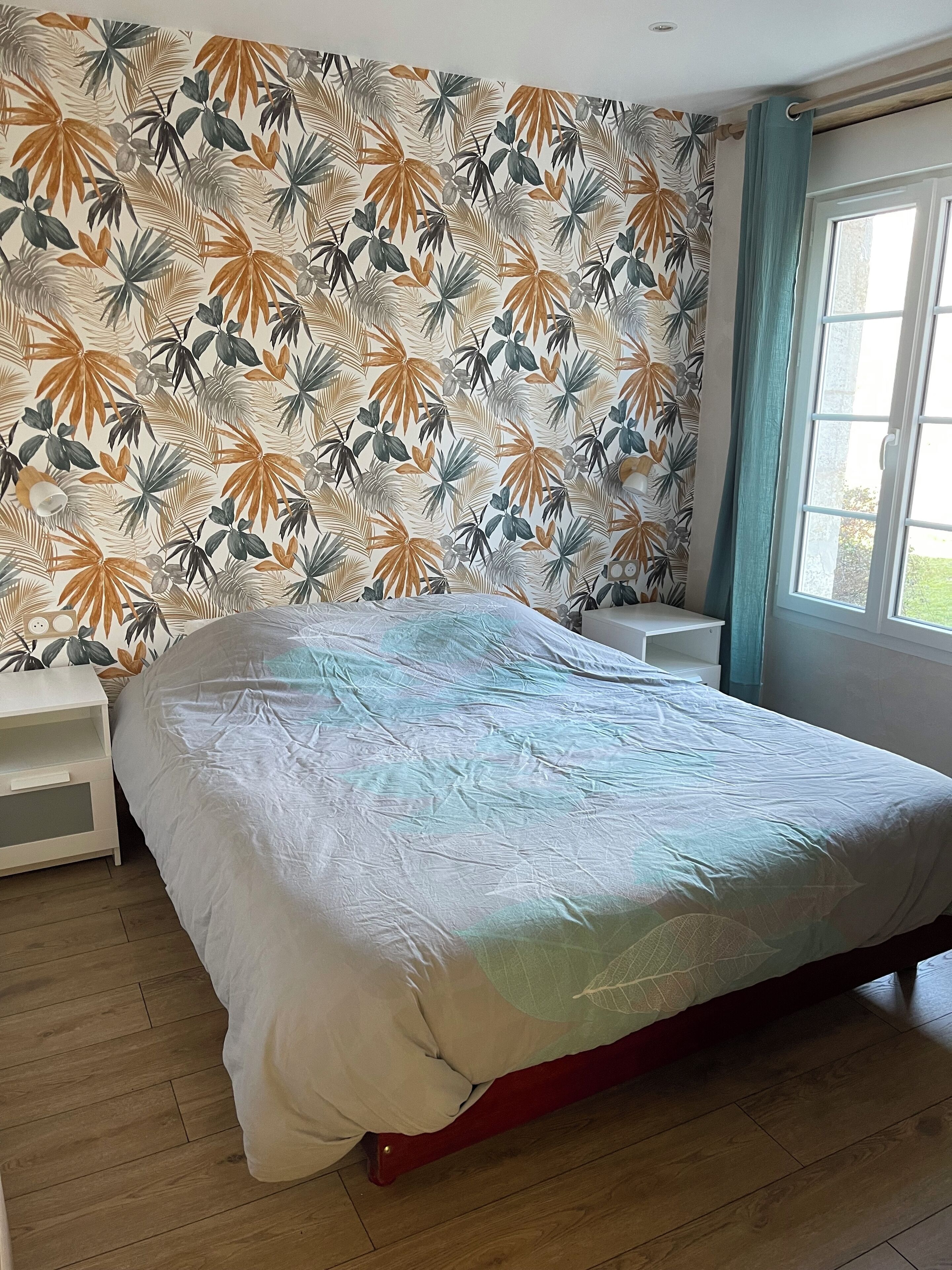 2 bedrooms, travel crib, bed sheets