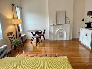 Interior - Brooklyn sleek studio apartment! (Brooklyn)