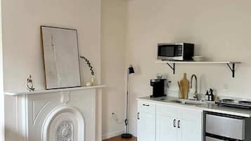 Kühlschrank, Mikrowelle, Herdplatte, Wasserkocher mit Kaffee-/Teezubehör