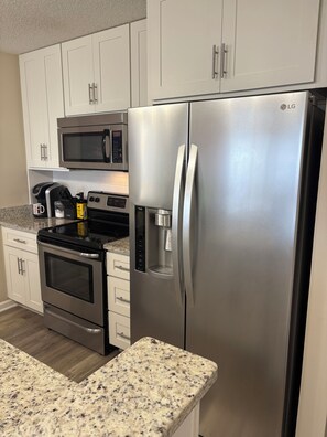 Fridge, microwave, oven, stovetop - 2-bedroom condo in lovely Little River with AC, WiFi, 5 minute car ride to ocean (Little River)