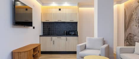 Suite familiar | Cocina privada | Frigobar, microondas y parrilla de estufa