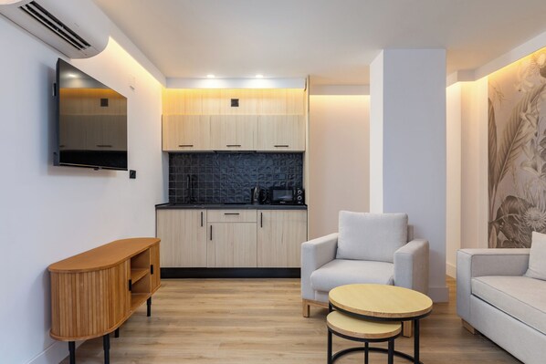 Family Suite | Private kitchen | Mini-fridge, microwave, stovetop - HA Aparthotel Retiro Suites (Madrid)