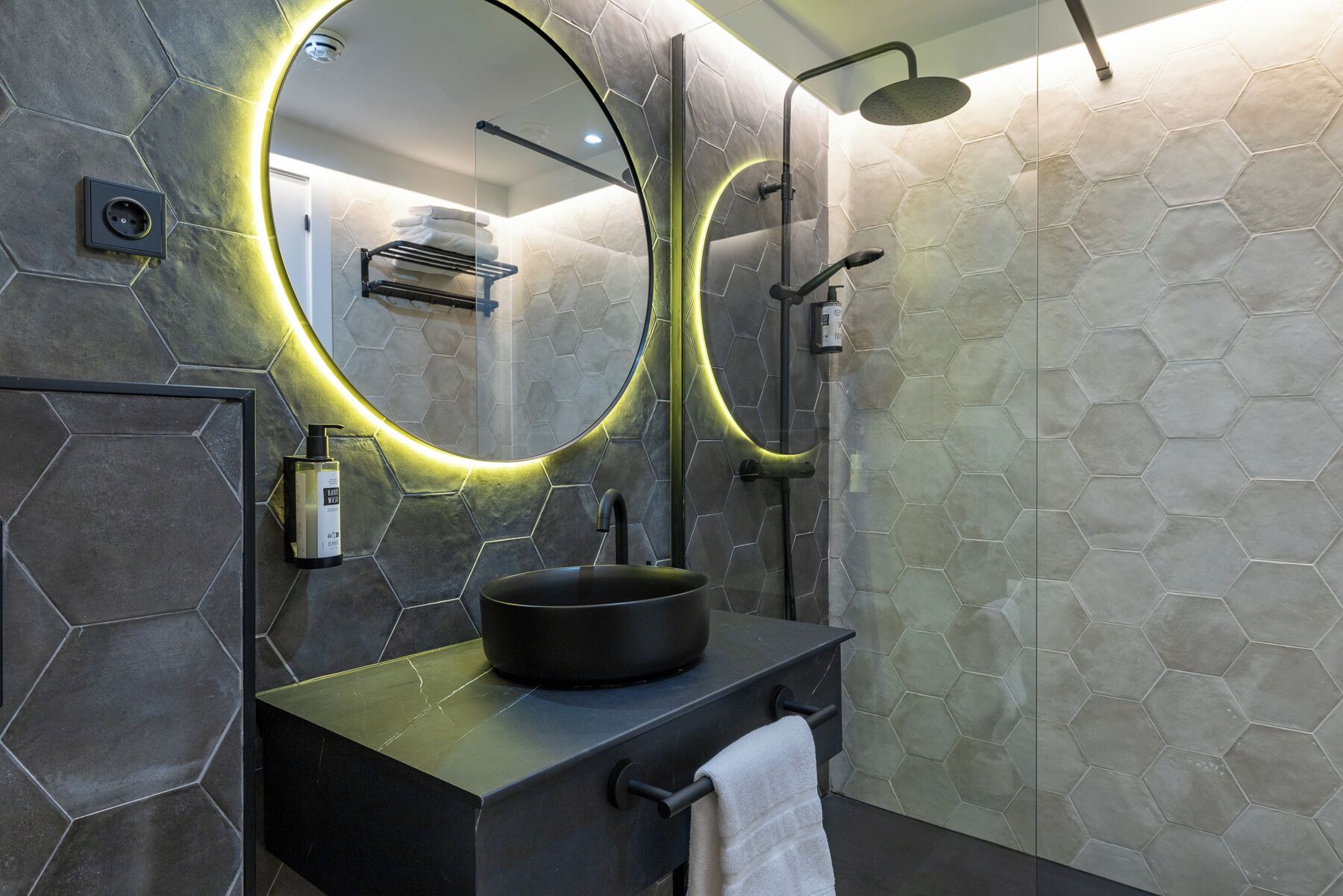 Dusche, Regendusche, Handtücher, Seife