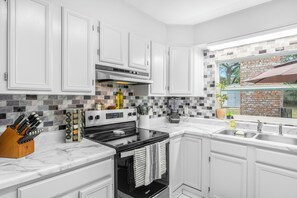 Mikrowelle, Ofen, Herdplatte, Geschirrspüler