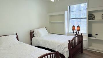 4 habitaciones, tabla de planchar con plancha, wifi y ropa de cama