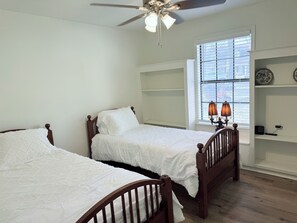 4 عدّة غرف نوم ومكواة/لوح كي وواي فاي وملاءات أسرّة