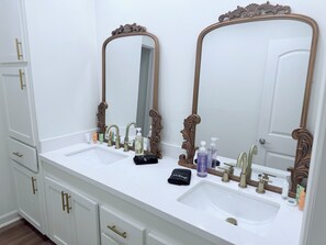 Secador de cabelo, toalhas de banho, sabonete, papel higiênico