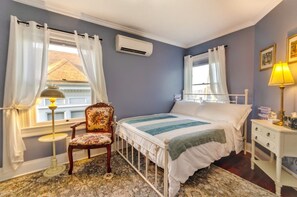 2 soveværelser, pengeskab på værelset, skrivebord, strygejern/strygebræt