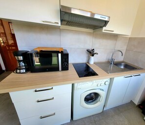 Réfrigérateur, four, plaque de cuisson, cafetière/bouilloire