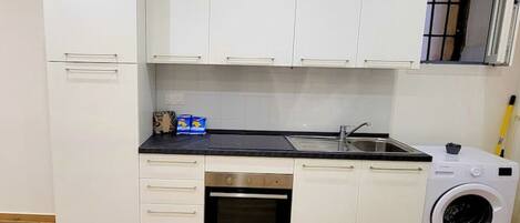 Fridge, oven, stovetop, cookware/dishes/utensils