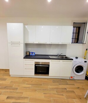 Refrigerador, horno, placa de cocina, utensilios de cocina