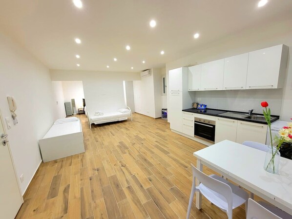 1 habitación, tabla de planchar con plancha, wifi gratis y ropa de cama