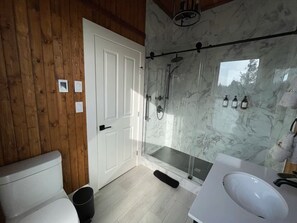 Luxury Double Room, 1 King Bed, Garden View | Bathroom | Towels, soap, shampoo, toilet paper - Woodside Farm Country Inn (Sooke)