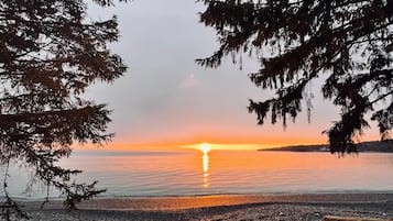 PĂ„ stranden och svart sandstrand