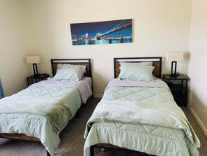 5 bedrooms, iron/ironing board, WiFi, bed sheets - Stunning 5BR Golf Course Townhome • Arcade Lounge (Fort Collins)