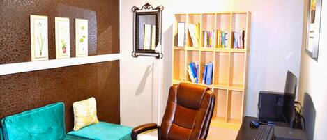 Slaapzaal, 1 slaapkamer, toegankelijk voor mindervaliden | Woonkamer | Boeken