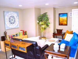 Shared Dormitory, 1 Bedroom, Accessible | Living room | Books - Room-cozy Nest 4 Near the UND Medical Sc (Grand Forks)