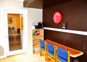 Shared Dormitory, 1 Bedroom, Accessible | Dining room