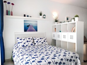 1 slaapkamer, een strijkplank/strijkijzer, beddengoed