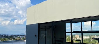 Great views, Upscale Located APT in San Salvador