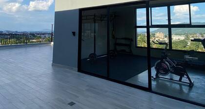 Great views, Upscale Located APT in San Salvador