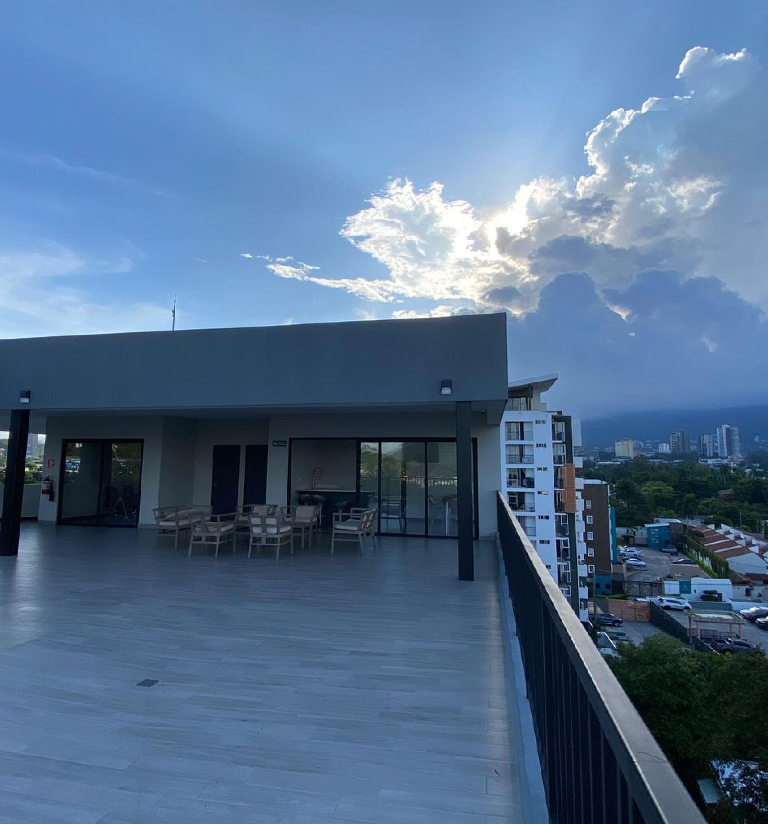 Un edificio moderno con tejado plano y una zona de balcón.