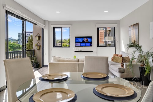 Great views, Upscale Located APT in San Salvador