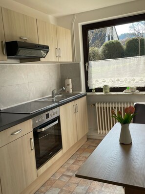 Kjøleskap, mikrobølgeovn, ovn og kokeplater