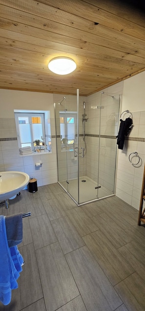 Een douche, een haardroger, handdoeken, zeep