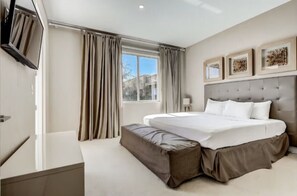 3 slaapkamers, een bureau, een strijkplank/strijkijzer, reisbedje