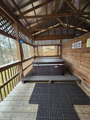 Indoor spa tub - Acorn Cottage located in Hocking Hills (South Bloomingville)