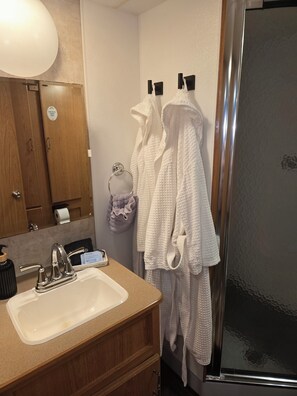 Dusche, Haartrockner, Handtücher, Seife