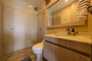 Een haardroger, handdoeken, zeep, shampoo