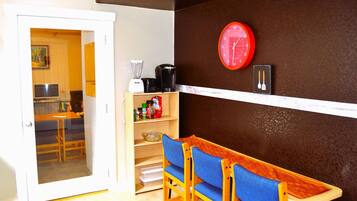 Shared Dormitory, 1 Bedroom, Accessible | Dining room