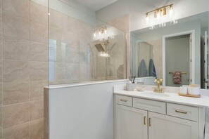 Shower, hair dryer, towels, soap - 2-bed, office, 2.5 Bth Home w/ Saltwater Pool, hot tub in WP Golf & Country Club (Englewood)