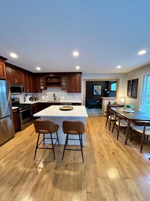 Microwave, oven, stovetop, dishwasher - HOT TUB, Sleeping Bear Dunes, M-22, Leelanau Wine Trail, Lake Michigan, TC (Cedar)