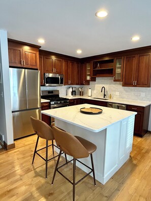 Microwave, oven, stovetop, dishwasher - HOT TUB, Sleeping Bear Dunes, M-22, Leelanau Wine Trail, Lake Michigan, TC (Cedar)