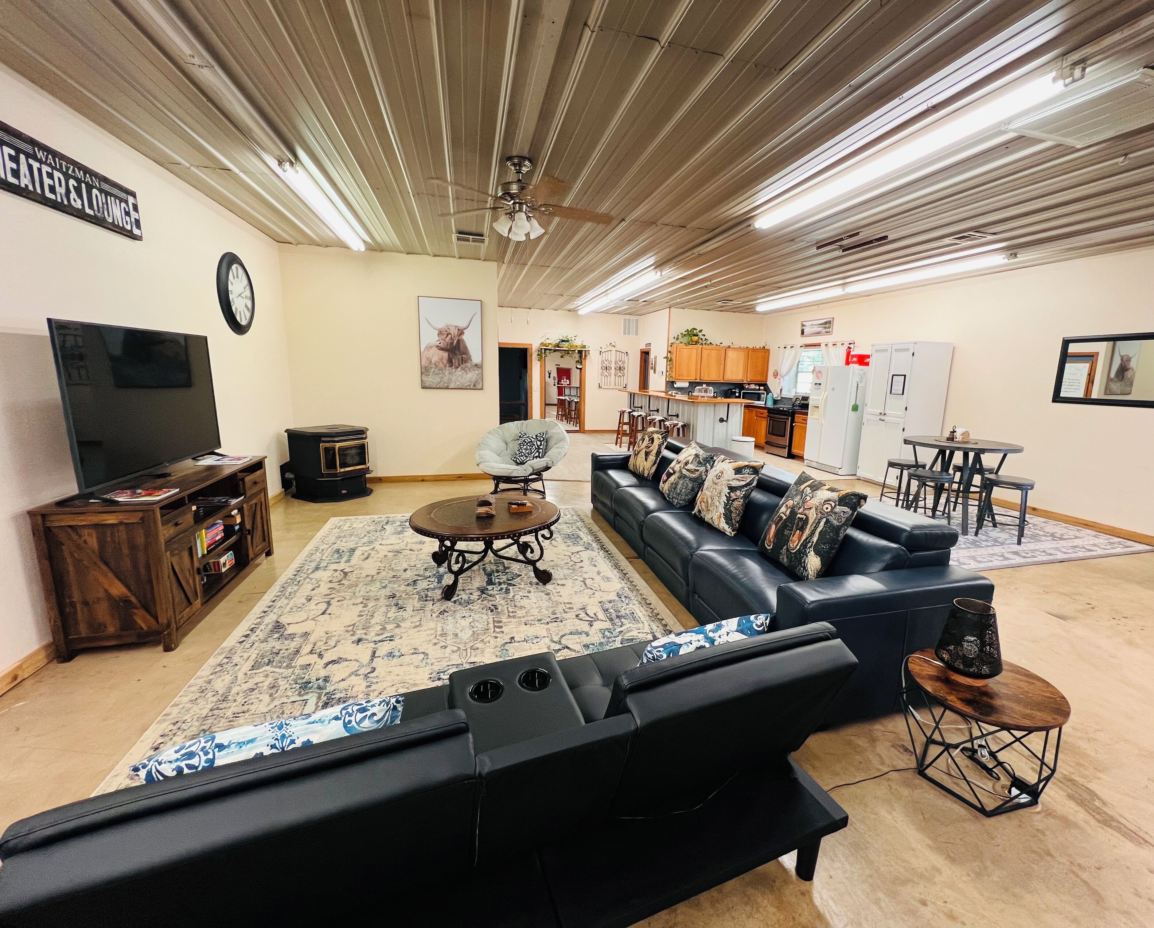 Smart-tv, tv-spel, bordsfotboll och ett bordtennisbord