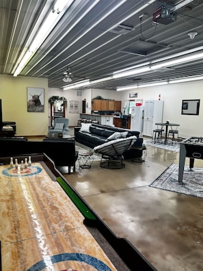 Games room - HUGE Gameroom-Style Barndo in the countryside, minutes to Lake McMurtry & OSU! (Stillwater)