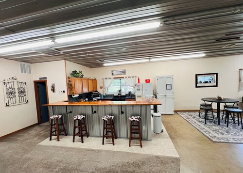 2,000 sqft Game Retreat 🏓 on 9 Acres 🏡  Near OSU 🏈 & minutes from Lake 🛶