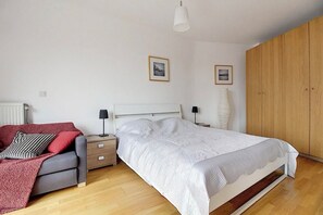 3 Schlafzimmer, Schreibtisch, Bügeleisen/Bügelbrett, Bettwäsche