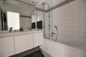 Haartrockner, Handtücher, Toilettenpapier