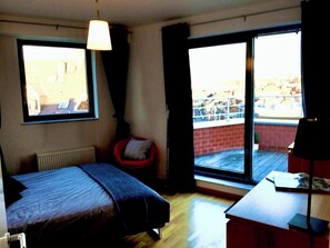 3 bedrooms, desk, iron/ironing board, bed sheets