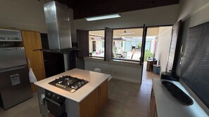 Køleskab, mikrobølgeovn, ovn, kaffe-/temaskine