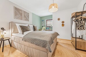 1 Schlafzimmer, Schreibtisch, Bügeleisen/Bügelbrett, Reisekinderbett