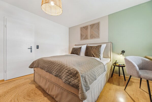 1 Schlafzimmer, Schreibtisch, Bügeleisen/Bügelbrett, Reisekinderbett