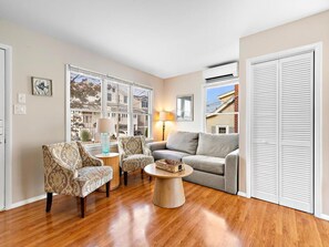 テレビ、DVD プレーヤー